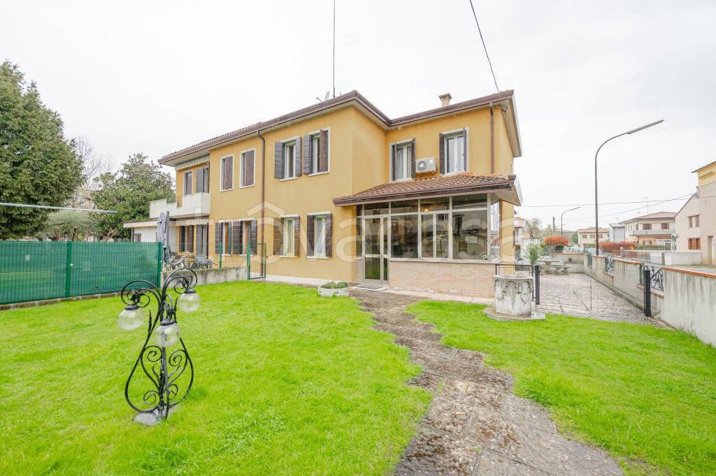 Villa Bifamiliare in vendita a Treviso via Maria e Natale Mazzolà