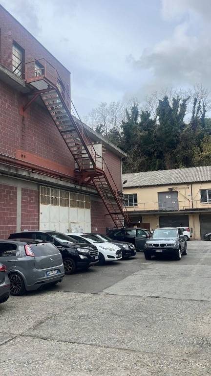Capannone Industriale in vendita a Genova via Borzoli