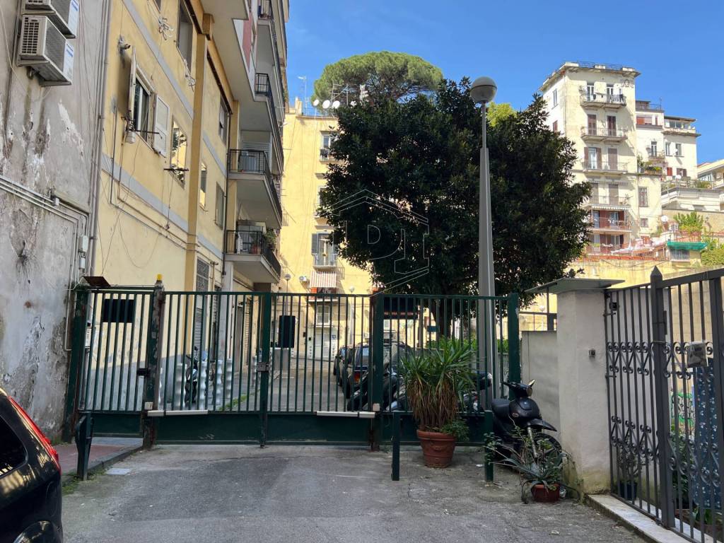 Magazzino in vendita a Napoli via Salvator Rosa, 133