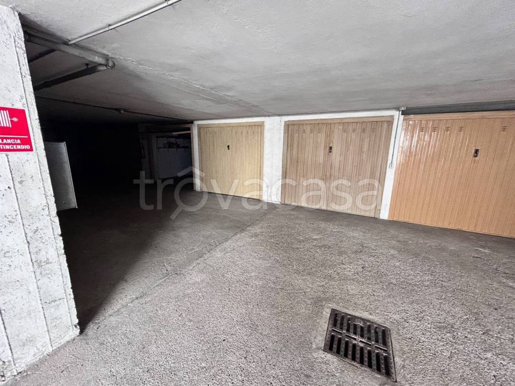 Garage in vendita a Verona stradone Santa Lucia, 81