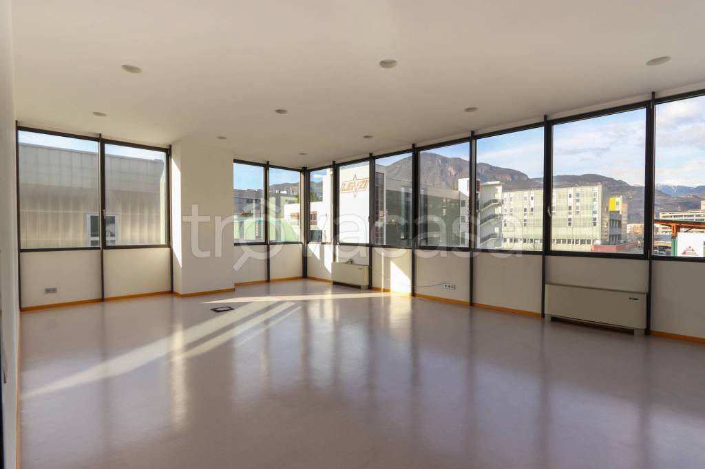 Ufficio in vendita a Bolzano via Enrico Fermi, 20