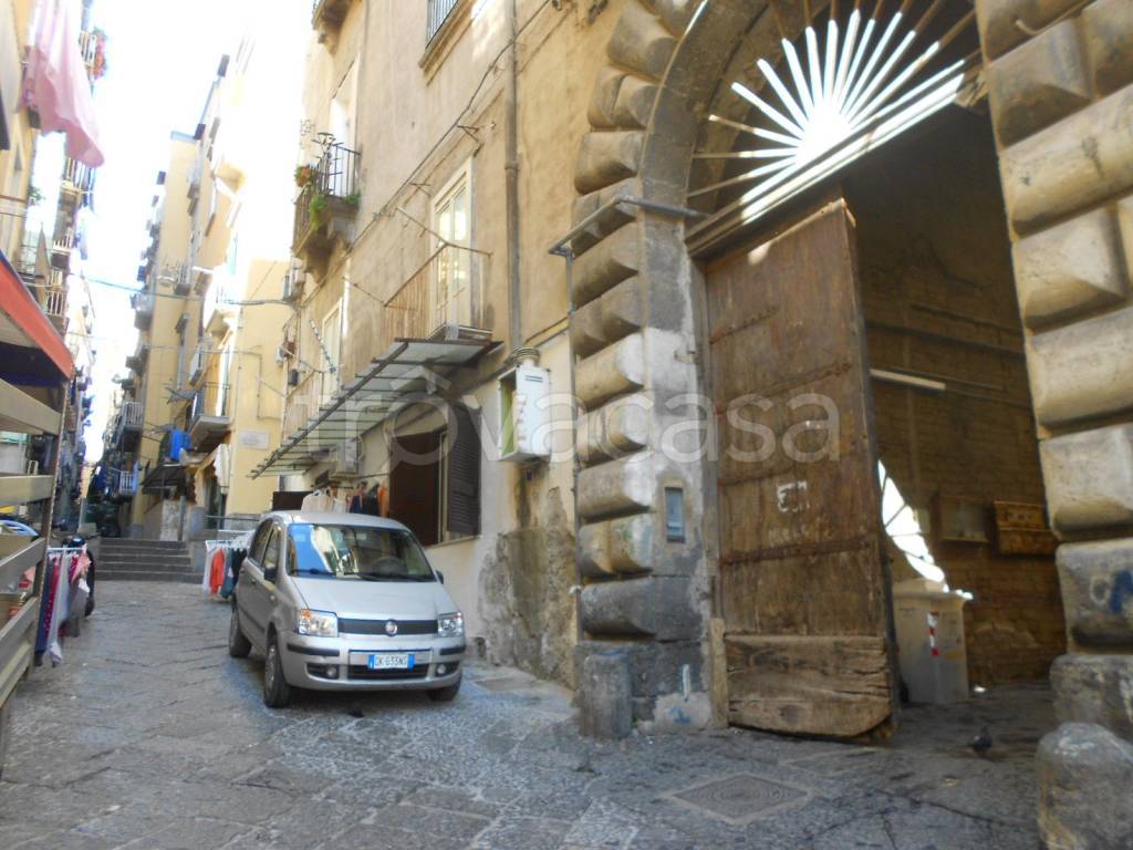 Magazzino in vendita a Napoli salita Tarsia, 115