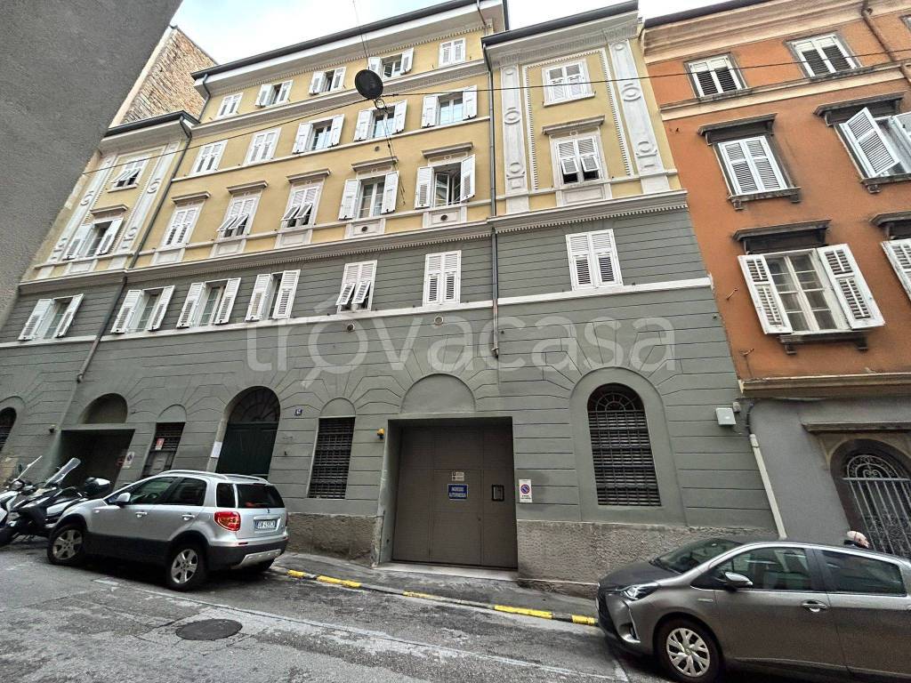Garage in vendita a Trieste via Francesco Crispi, 43