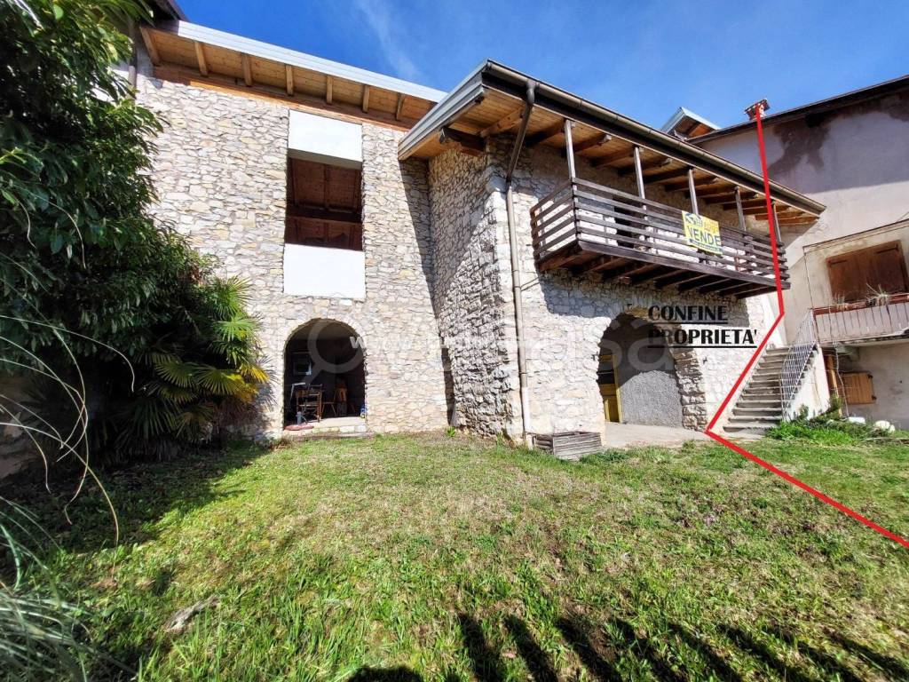 Casa Indipendente in vendita a Brentonico via Gardesani