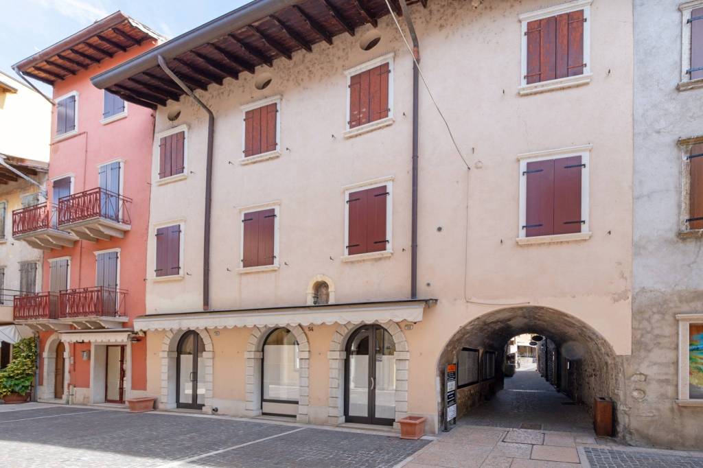 Appartamento in vendita a Torri del Benaco corso Dante Alighieri