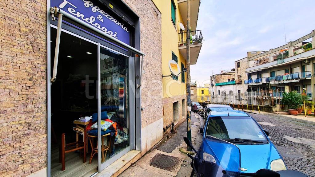 Negozio in vendita a Napoli via Giacinto Gigante, 54