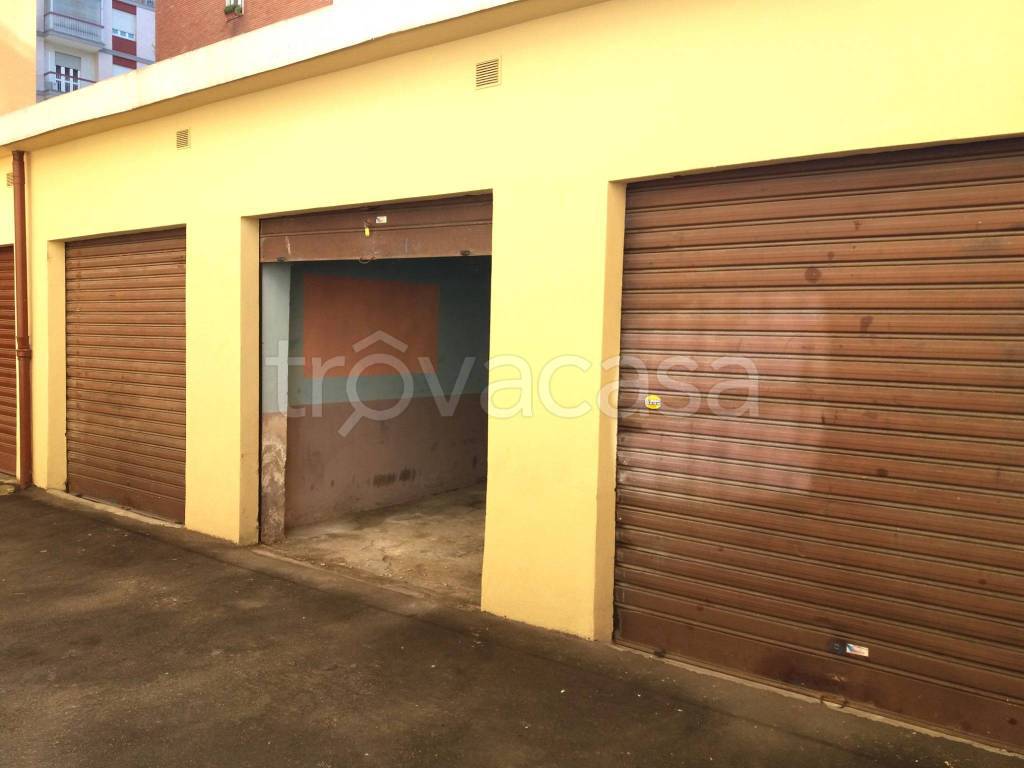 Garage in vendita a Torino via Barletta, 103
