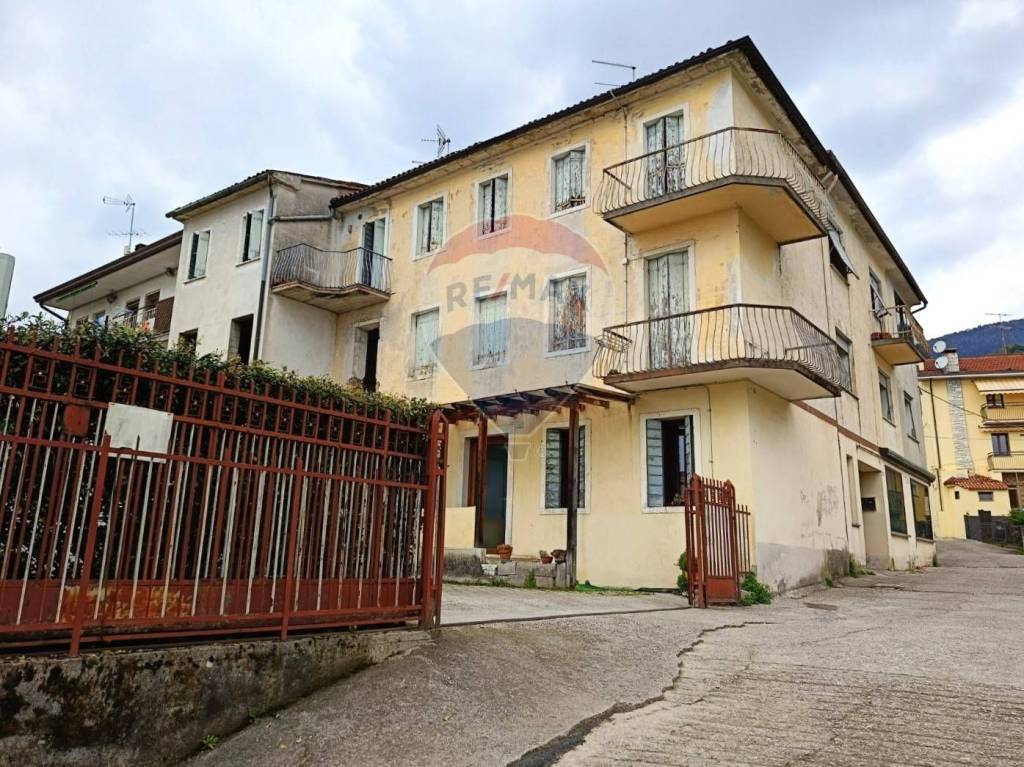 Casa Indipendente in vendita a Valdobbiadene via Dante Alighieri, 15