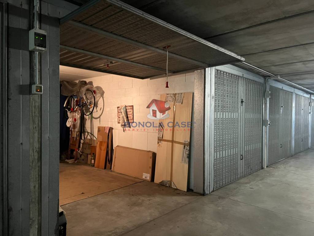 Garage in vendita a Milano via Emanuele Kant, 5