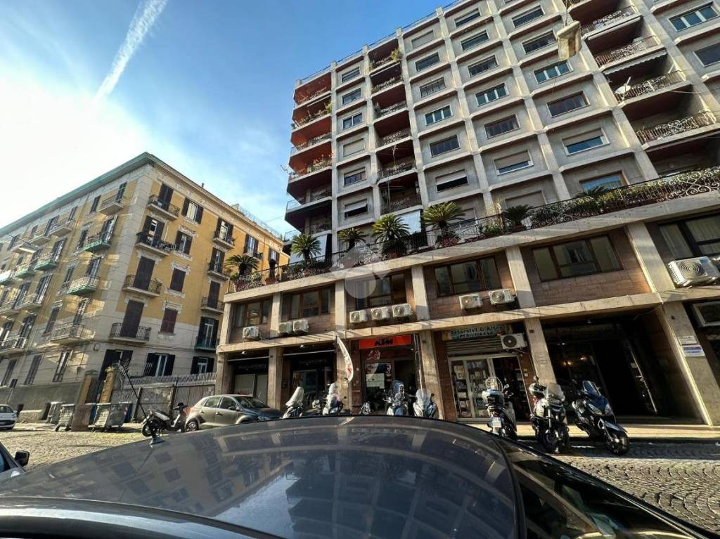 Negozio in vendita a Napoli via Andrea d'Isernia, 41