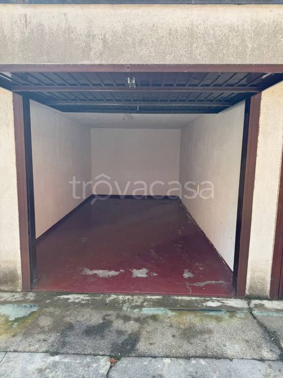 Garage in vendita a Segrate via Cesare Battisti, 26