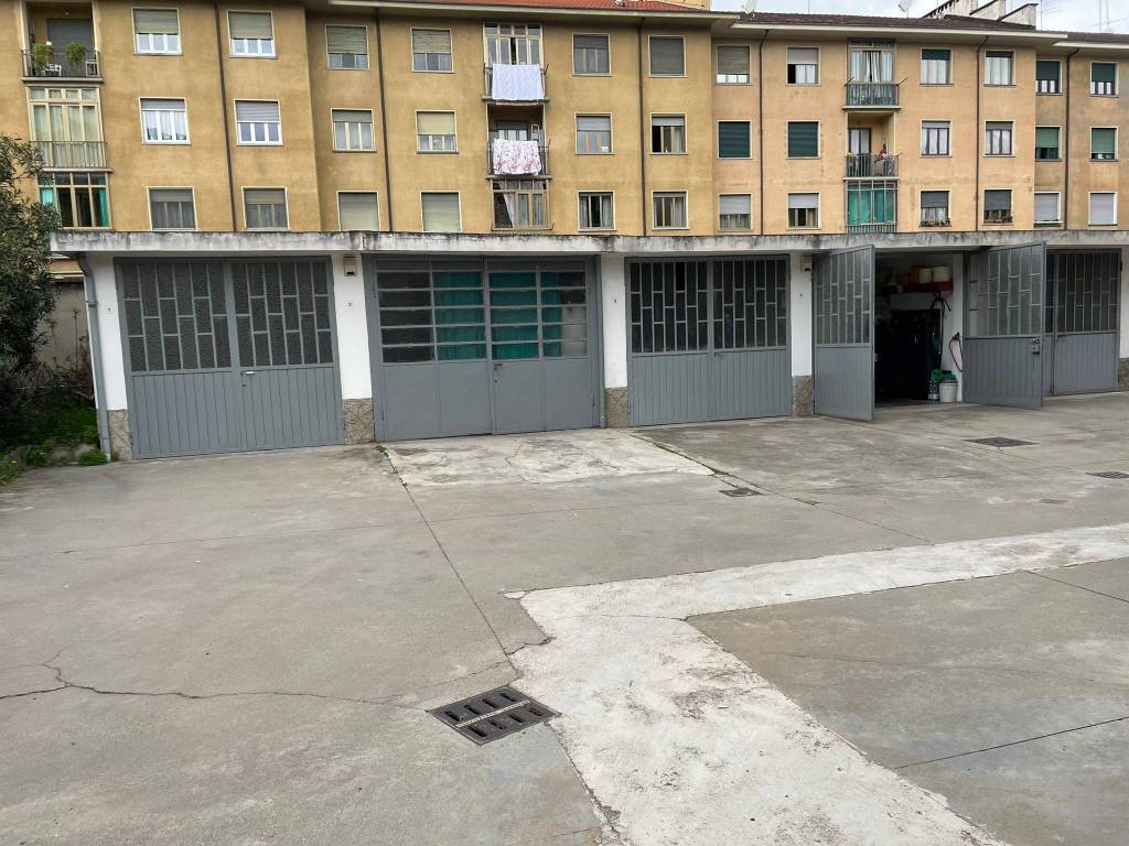 Garage in vendita a Torino via Assisi, 50