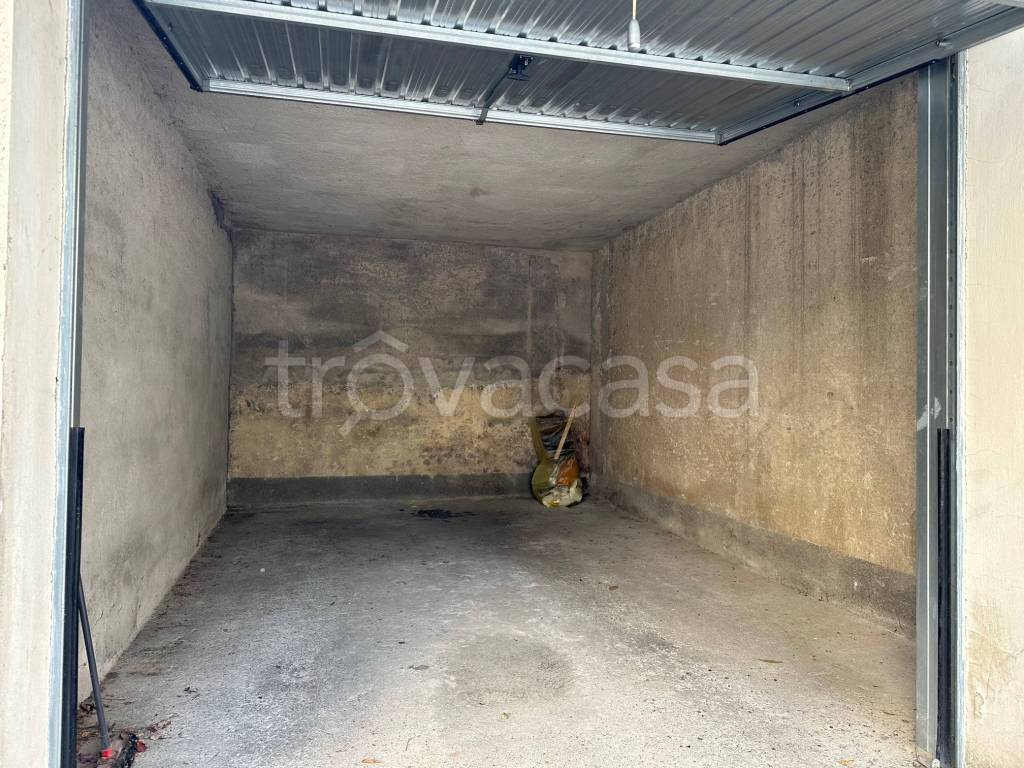Garage in vendita a Tradate via Giuseppe Garibaldi, 8