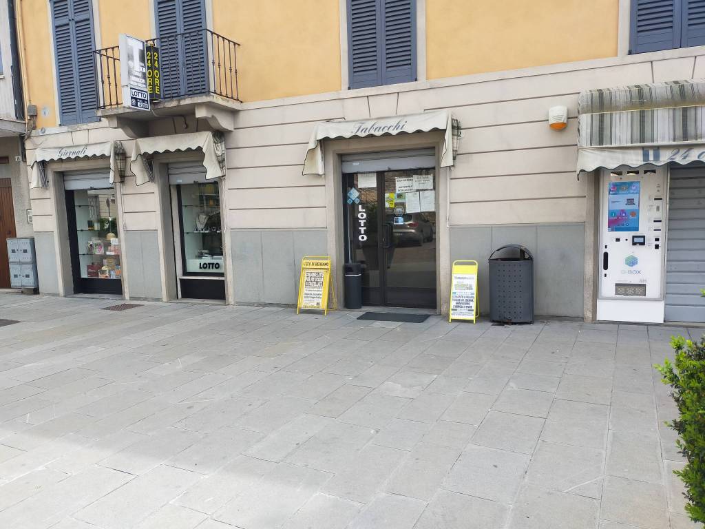 Tabaccheria in vendita a Mornico al Serio piazza Sant'Andrea, 10