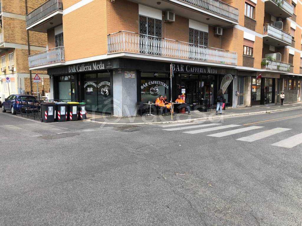 Bar in vendita a Roma via Filippo Meda, 153