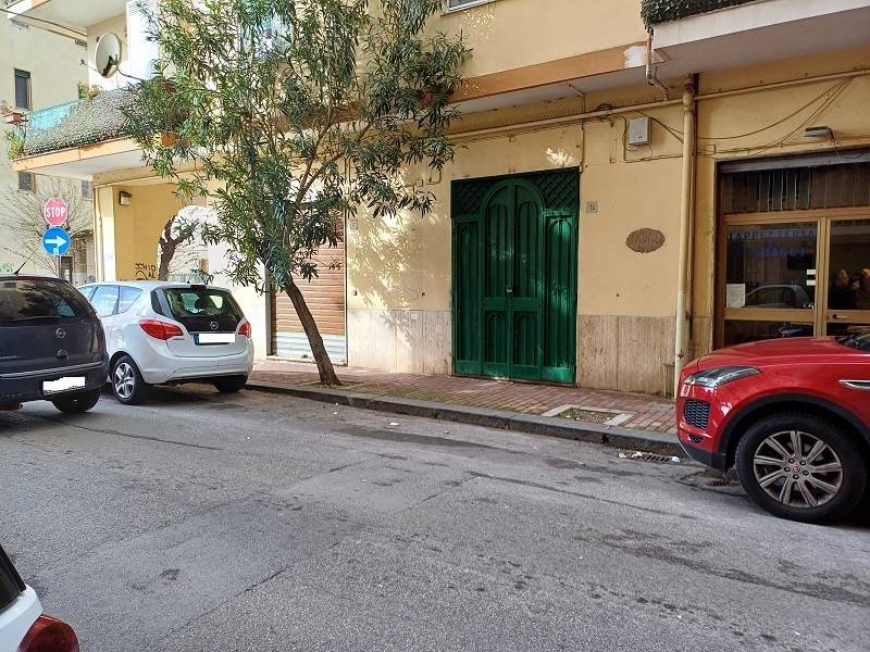 Negozio in vendita a Salerno via Alfredo De Crescenzo 14