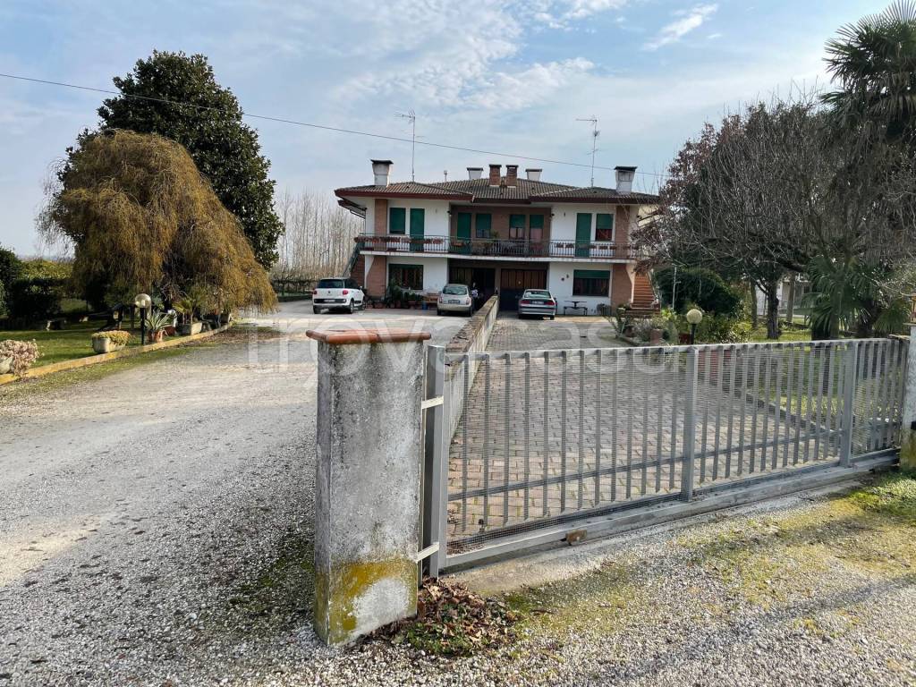 Villa Bifamiliare in vendita a Concordia Sagittaria via Aquileia, 681