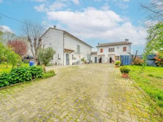 Casa indipendente in vendita a castelnovo di sotto via b. cellini, 25