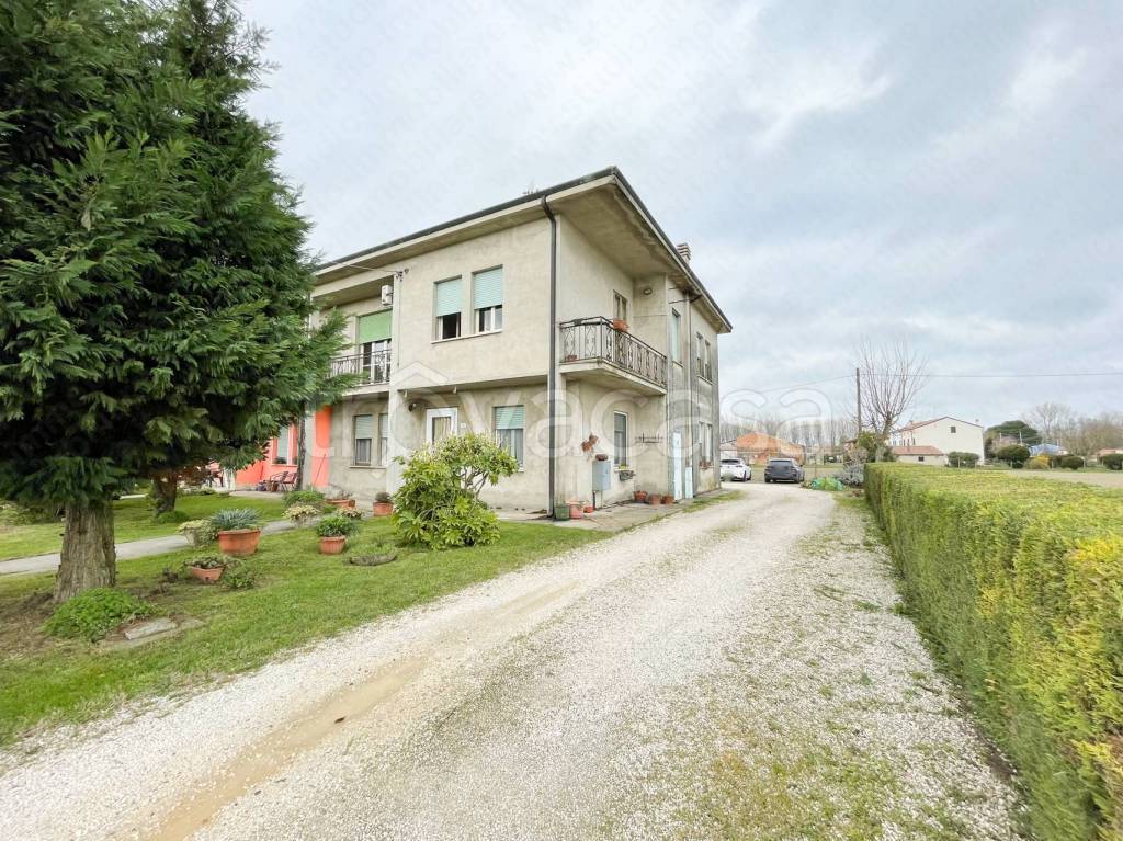 Villa Bifamiliare in vendita a Castelnovo Bariano via Giacomo Matteotti, 13