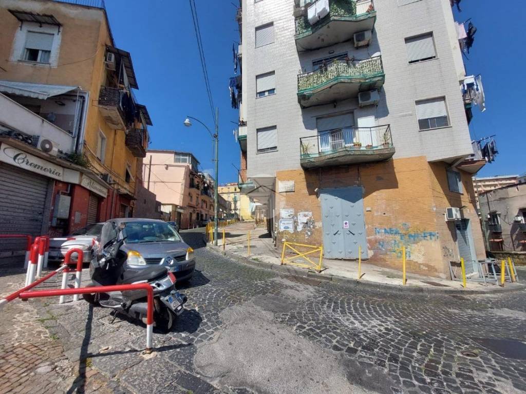 Negozio in vendita a Napoli salita Principi, 47
