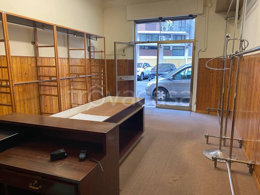Negozio in vendita a Modena via Francesco Prampolini, 24