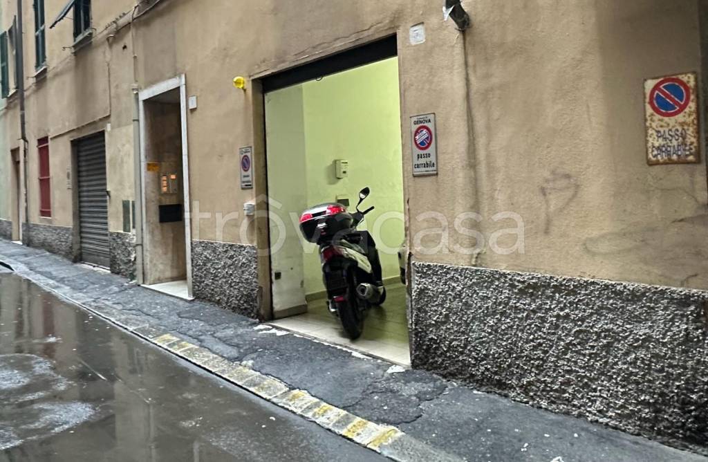 Magazzino in vendita a Genova via Leone Pancaldo