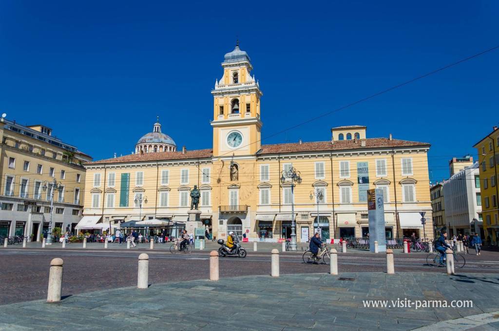 Negozio in vendita a Parma piazza Garibaldi