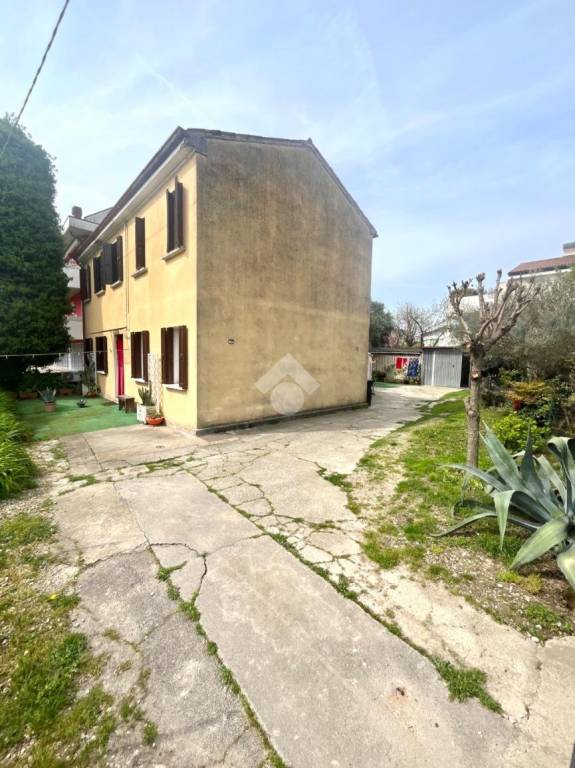 Casa Indipendente in vendita a Padova via Domenico Flabanico