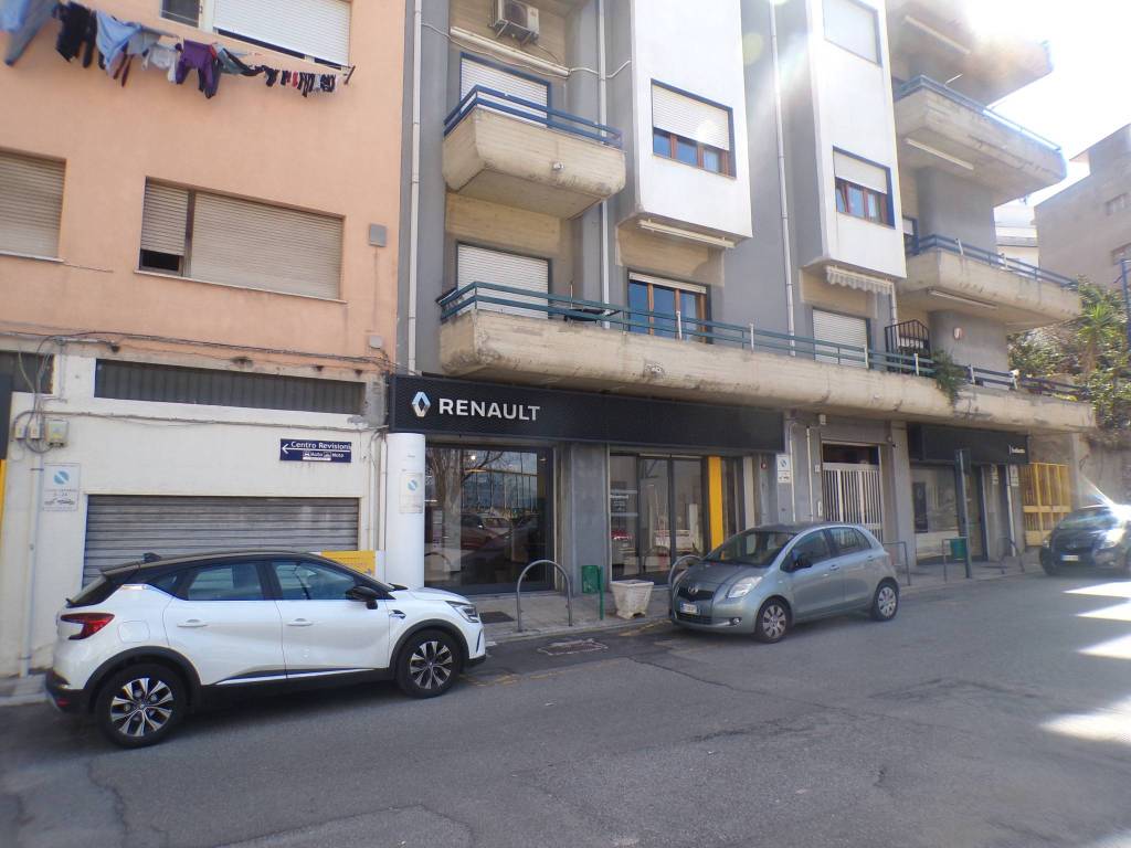 Negozio in vendita a Reggio di Calabria strada Statale n 18 Tirrena Inferiore, 198