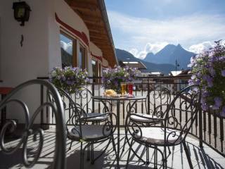 Intero stabile in vendita a canazei strada statale delle dolomiti