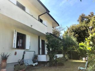 Villa bifamiliare in in affitto da privato a pietrasanta viale apua, 221