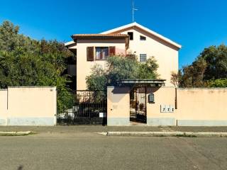 Villa bifamiliare in vendita a cagliari via ginevra, 4