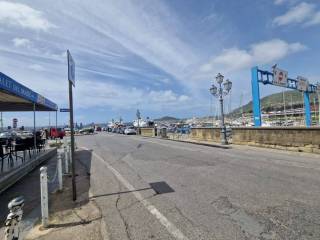 Negozio in affitto a pozzuoli lungomare cristoforo colombo