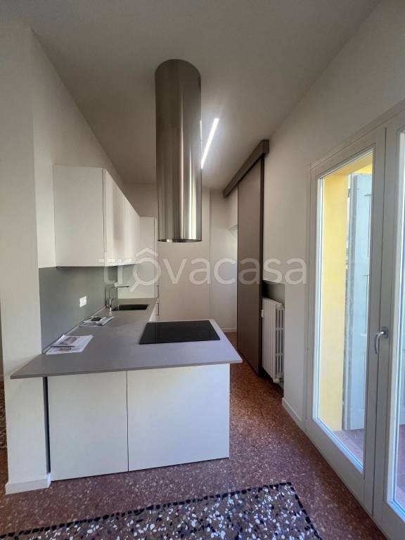 Appartamento in affitto a Bologna via Nosadella, 34