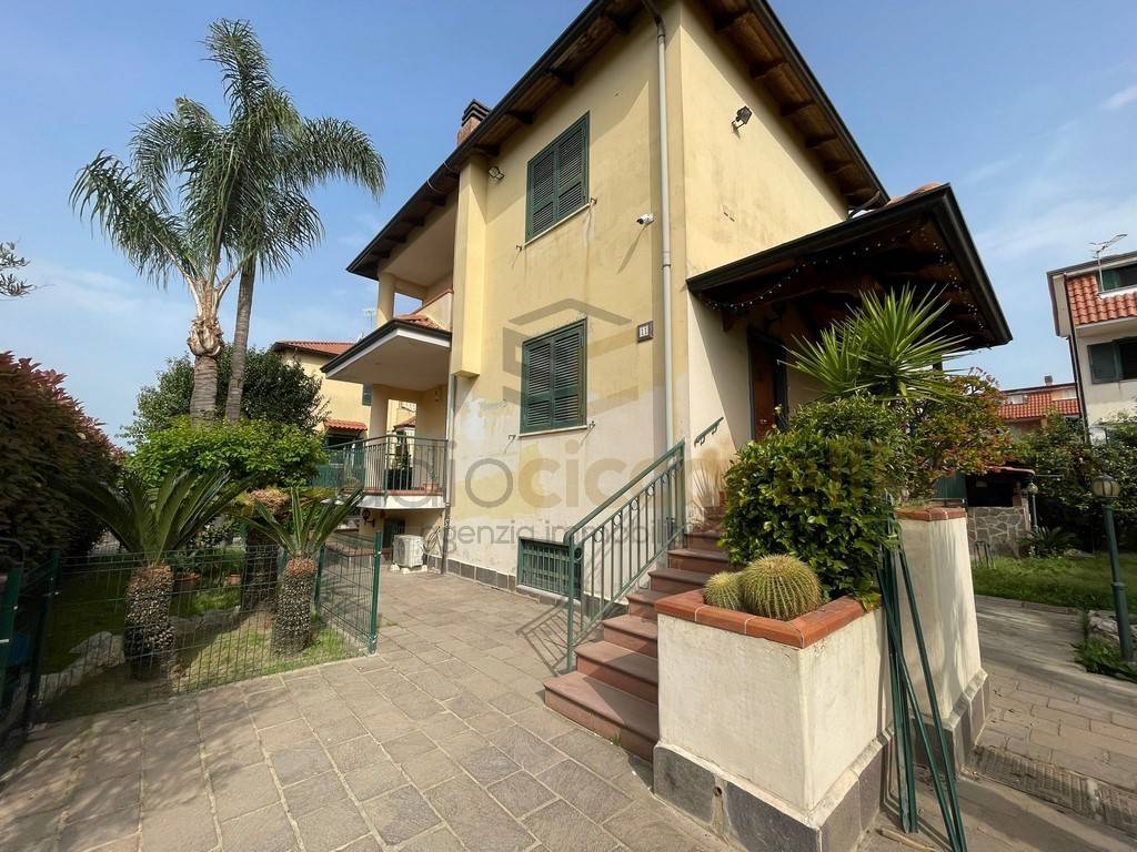 Villa in affitto a Giugliano in Campania via Ripuaria