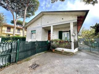 Villa bifamiliare in vendita a massa via pontremoli