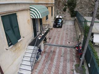 Posto auto in affitto a genova via peschiera, 36r