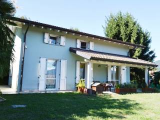 Villa in vendita a cadegliano-viconago via ponte tresa