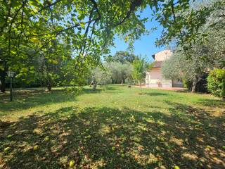 Villa in vendita a campi bisenzio via trento