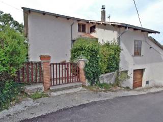 Casa indipendente in vendita a gualdo tadino frazione crocicchio