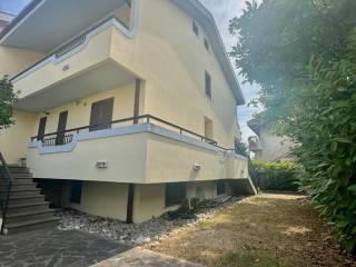 Villa bifamiliare in vendita a città sant'angelo viale matrino