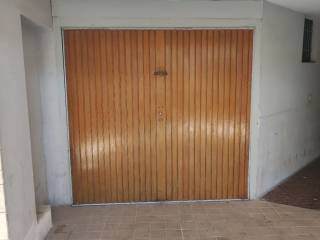 Garage in affitto a jesi via raffaello sanzio, 43