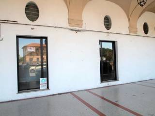 Negozio in affitto a senigallia via portici ercolani, 36