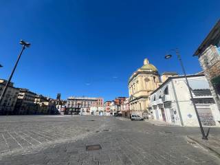 Negozio in affitto a napoli piazza mercato