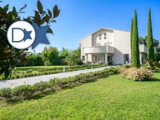 Villa in vendita a forte dei marmi via fratelli cervi, 84