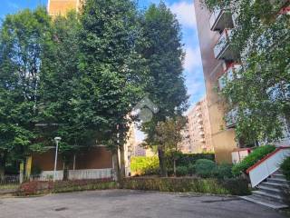 Garage in vendita a milano via guido de ruggiero, 71