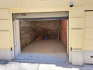 Garage in vendita a trieste via giovanni boccaccio, 1