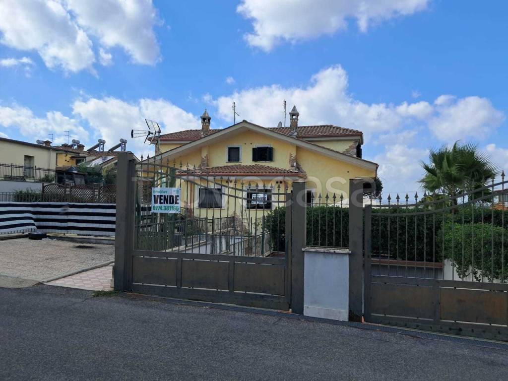 casa indipendente in vendita a Guidonia Montecelio in zona Montecelio