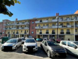 Posto auto in vendita a prato via padre pio da pietrelcina, 32