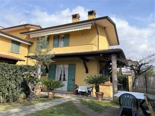 Villa bifamiliare in vendita a forte dei marmi via f. donati